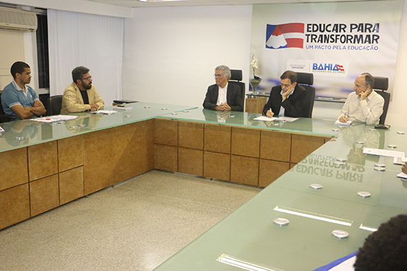 Secretário da educação demonstra disposição para negociar